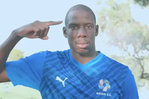 "حان وقت رحلتي الجديدة".. نيوم السعودي يعلن ضم عبد الله دوكوري